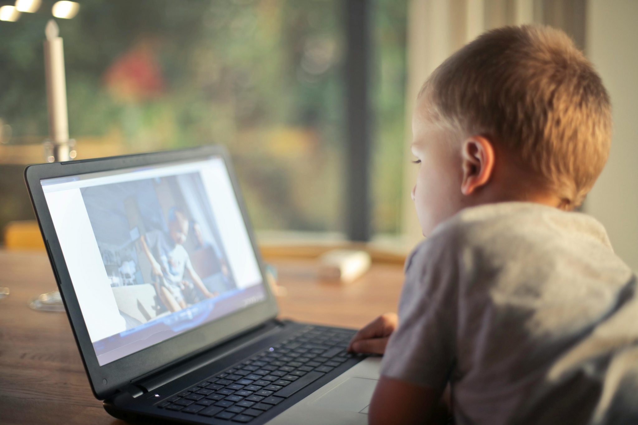 Screen Time Success How to Stay Focused and Effective 2048x1365 1