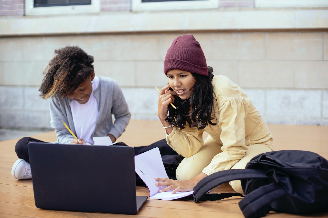 Empowering Education: Exploring UK Online Secondary Schooling