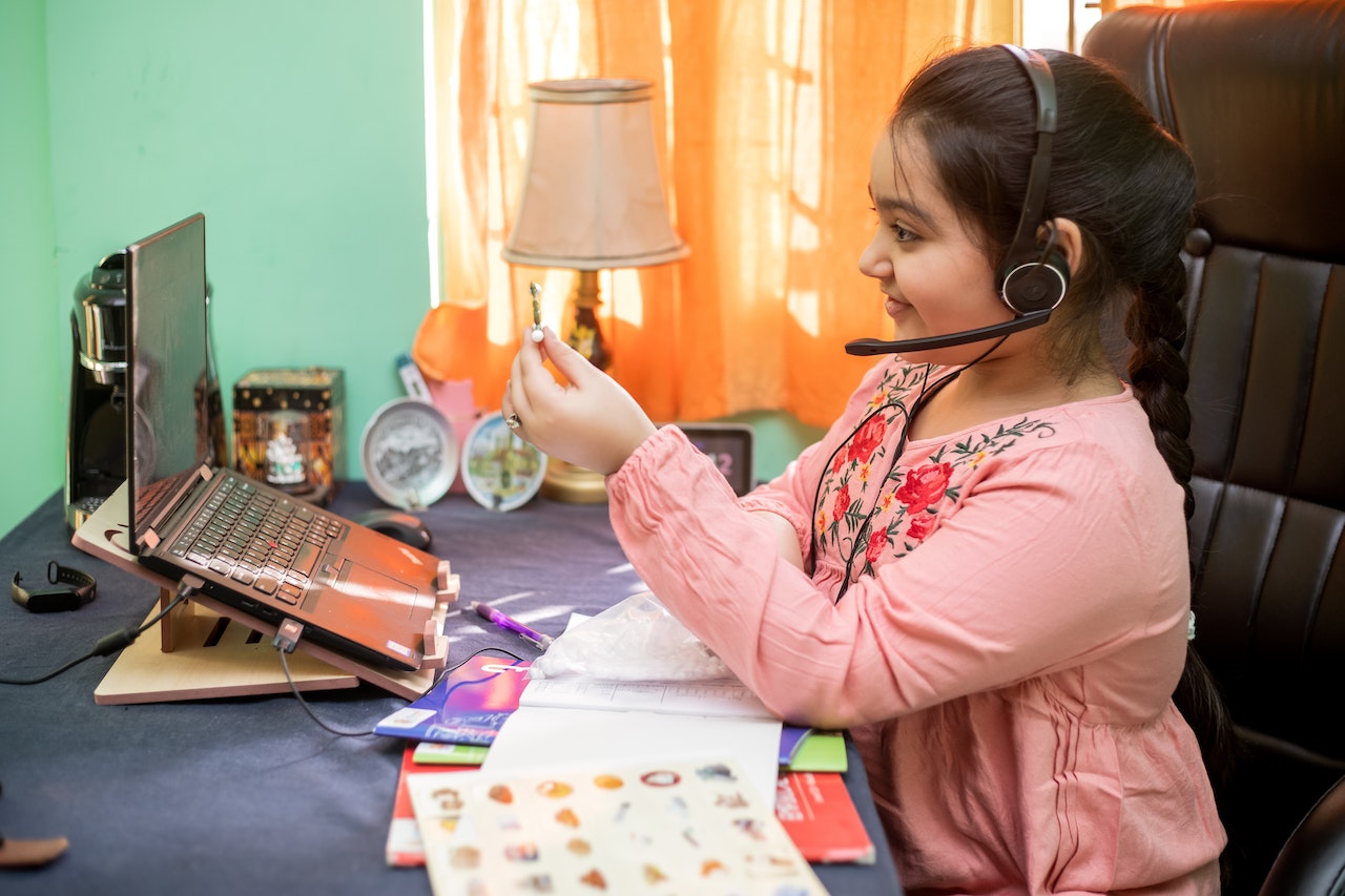 Maximising Benefits and Overcoming Challenges: A Guide to Online Learning for Key Stage 2 Students