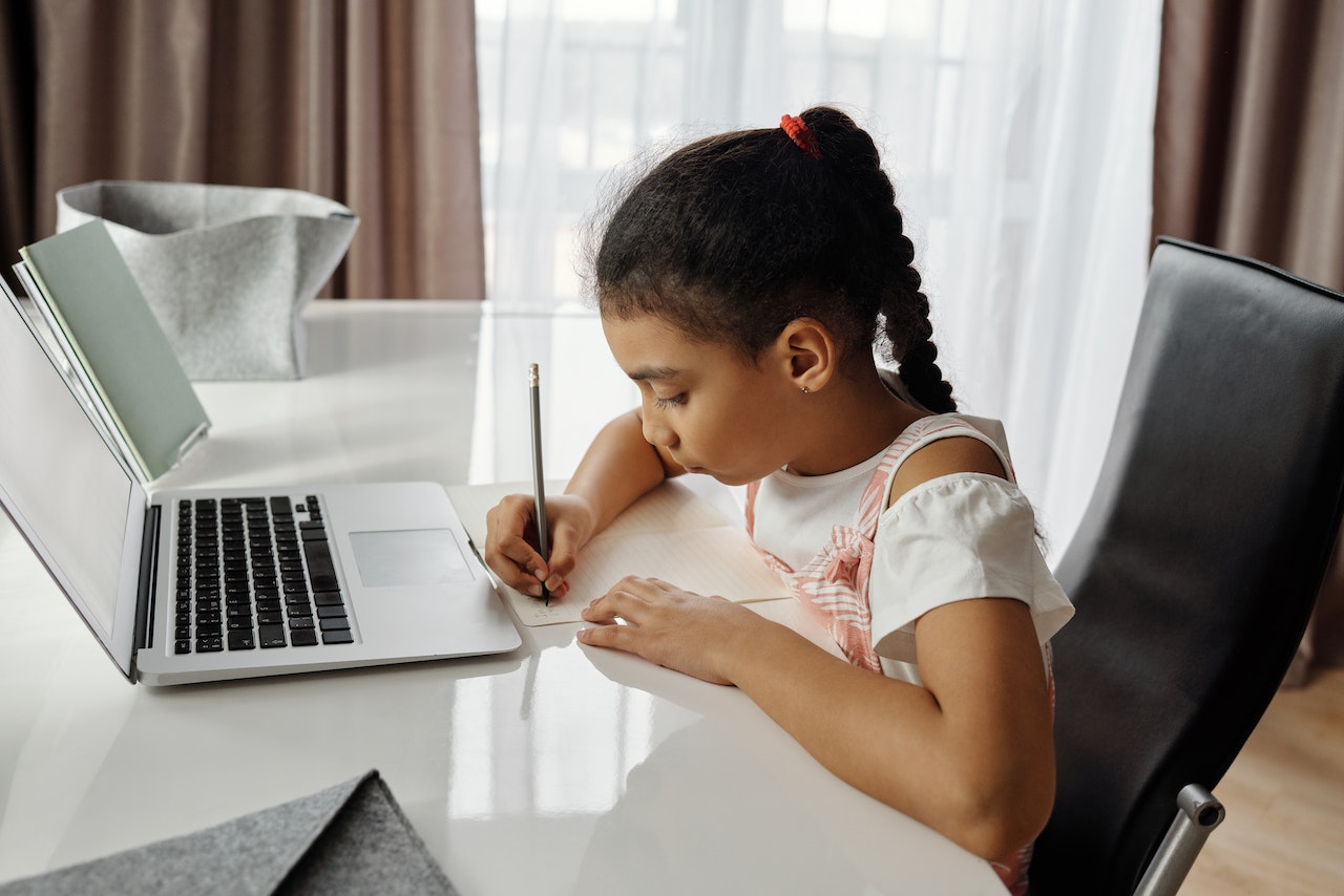 Exploring the Benefits of Online Course for IGCSE English Tests